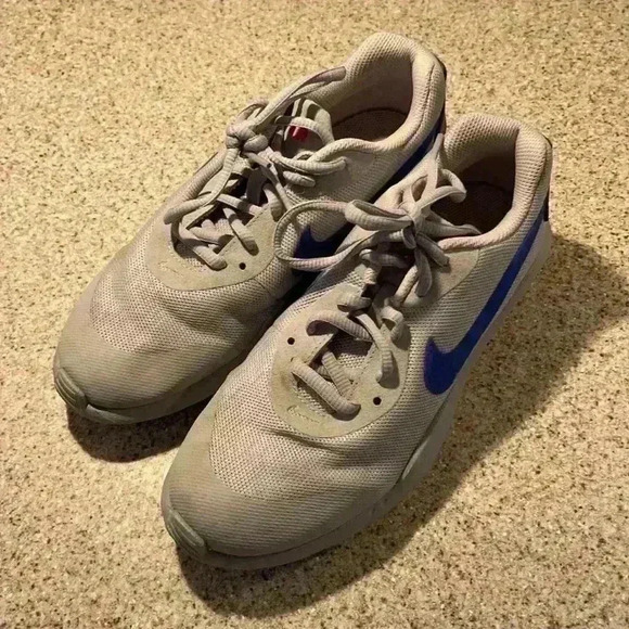VGUC Boys Nike Air - Size 4Y - Picture 1 of 3